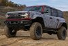 Bild zum Inhalt: Ford Bronco Raptor (2023) zeigt sich in dezenter Tarnung