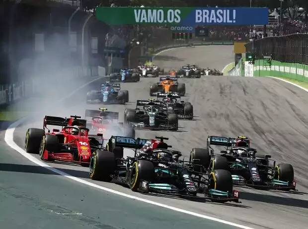 Startphase beim Formel-1-Rennen in Brasilien 2021 mit Lewis Hamilton und Valtteri Bottas vor Charles Leclerc Titel-Bild zur News: Startphase beim Formel-1-Rennen in Brasilien 2021 mit Lewis Hamilton und Valtteri Bottas vor Charles Leclerc