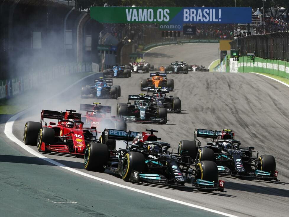 Startphase beim Formel-1-Rennen in Brasilien 2021 mit Lewis Hamilton und Valtteri Bottas vor Charles Leclerc
