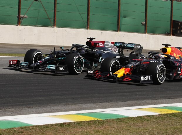 Lewis Hamilton im Mercedes W12 und Max Verstappen im Red Bull RB16B im Formel-1-Rennen 2021 in Brasilien