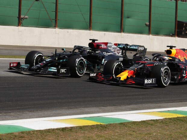 Lewis Hamilton im Mercedes W12 und Max Verstappen im Red Bull RB16B im Formel-1-Rennen 2021 in Brasilien Lewis Hamilton im Mercedes W12 und Max Verstappen im Red Bull RB16B im Formel-1-Rennen 2021 in Brasilien