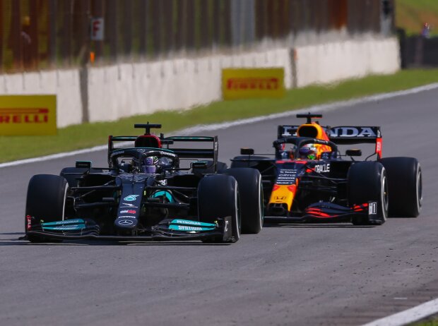 Lewis Hamilton (Mercedes W12) vor Max Verstappen (Red Bull RB16B) beim Formel-1-Rennen in Brasilien 2021 Lewis Hamilton (Mercedes W12) vor Max Verstappen (Red Bull RB16B) beim Formel-1-Rennen in Brasilien 2021