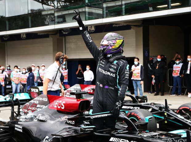 Lewis Hamilton (Mercedes) feiert seinen Sieg beim formel-1-Rennen in Brasilien 2021 Lewis Hamilton (Mercedes) feiert seinen Sieg beim formel-1-Rennen in Brasilien 2021