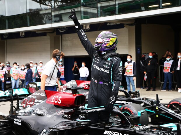 Titel-Bild zur News: Lewis Hamilton (Mercedes) feiert seinen Sieg beim formel-1-Rennen in Brasilien 2021