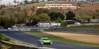 Rennfahrzeug auf dem Mount Panorma Circuit bei den 12h Bathurst 2020