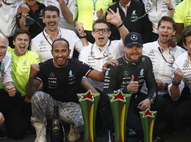 Lewis Hamilton und Valtteri Bottas bejubeln den Formel-1-Erfolg in Brasilien mit Mercedes Lewis Hamilton und Valtteri Bottas bejubeln den Formel-1-Erfolg in Brasilien mit Mercedes