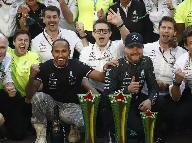 Lewis Hamilton und Valtteri Bottas bejubeln den Formel-1-Erfolg in Brasilien mit Mercedes Titel-Bild zur News: Lewis Hamilton und Valtteri Bottas bejubeln den Formel-1-Erfolg in Brasilien mit Mercedes