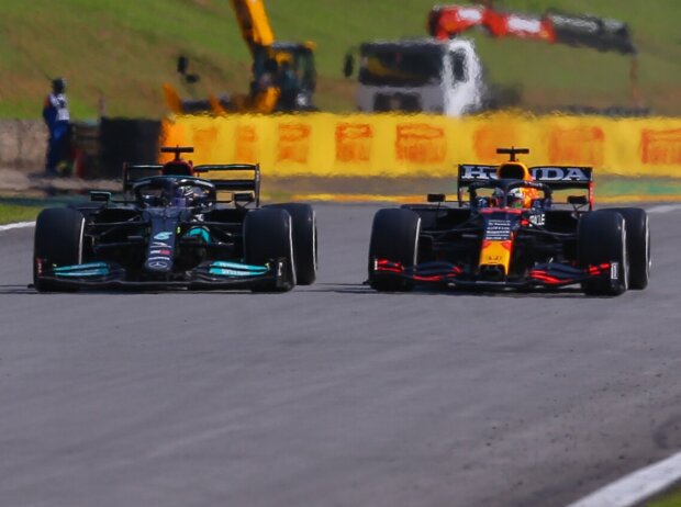 Titel-Bild zur News: Lewis Hamilton im Mercedes und Max Verstappen im Red Bull in der Formel 1 2021