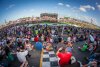 Bild zum Inhalt: Pinkelskandal auf der Bühne: NASCAR verbannt Rockband von Events