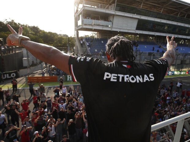 Lewis Hamilton feiert seinen Sieg in Brasilien mit den Fans