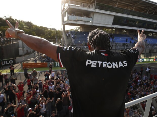 Lewis Hamilton feiert seinen Sieg in Brasilien mit den Fans Lewis Hamilton feiert seinen Sieg in Brasilien mit den Fans