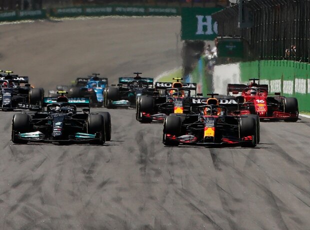 Titel-Bild zur News: Start zum Formel-1-Rennen 2021 in Brasilien mit Valtteri Bottas und Max Verstappen ganz vorne