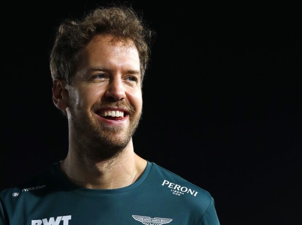 Titel-Bild zur News: Sebastian Vettel lacht beim Trackwalk vor dem Formel-1-Rennen 2021 in Katar