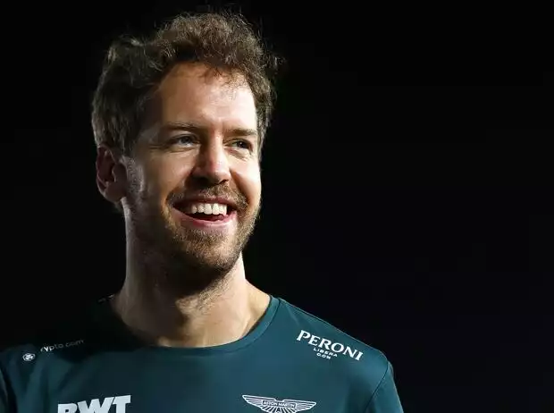 Sebastian Vettel lacht beim Trackwalk vor dem Formel-1-Rennen 2021 in Katar Titel-Bild zur News: Sebastian Vettel lacht beim Trackwalk vor dem Formel-1-Rennen 2021 in Katar