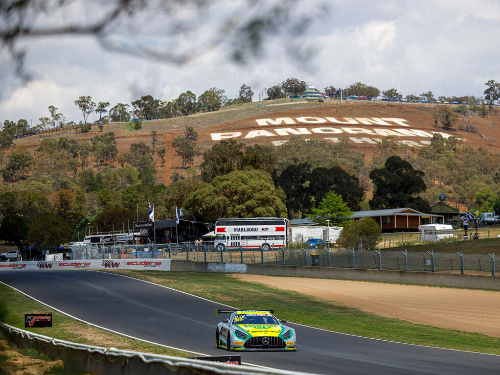 Rennfahrzeug auf dem Mount Panorma Circuit bei den 12h Bathurst 2020