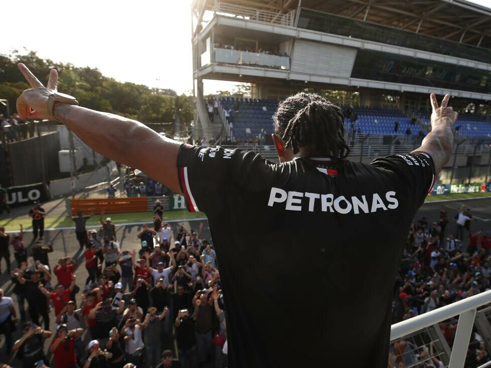 Lewis Hamilton feiert seinen Sieg in Brasilien mit den Fans