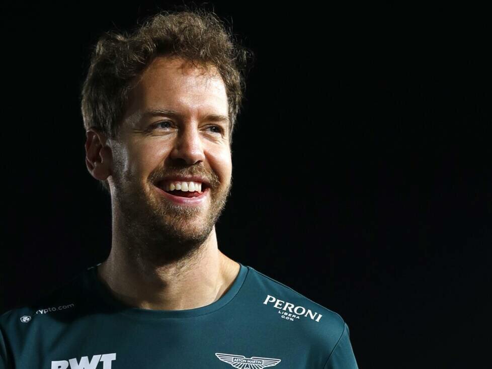 Sebastian Vettel lacht beim Trackwalk vor dem Formel-1-Rennen 2021 in Katar