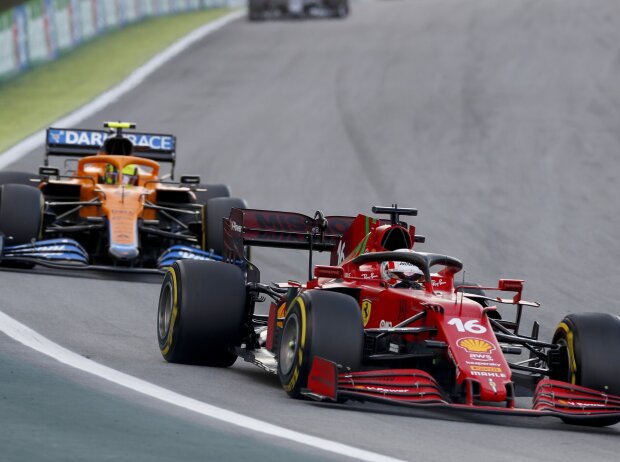 Charles Leclerc im Ferrari vor Lando Norris im McLaren in Brasilien 2021 Charles Leclerc im Ferrari vor Lando Norris im McLaren in Brasilien 2021