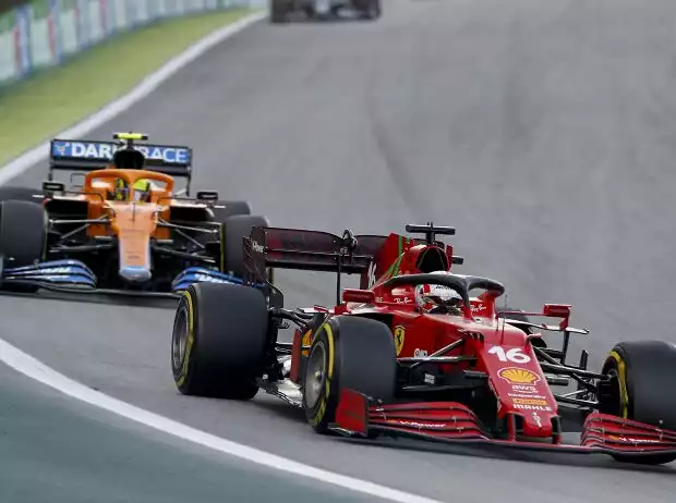 Charles Leclerc im Ferrari vor Lando Norris im McLaren in Brasilien 2021 Titel-Bild zur News: Charles Leclerc im Ferrari vor Lando Norris im McLaren in Brasilien 2021