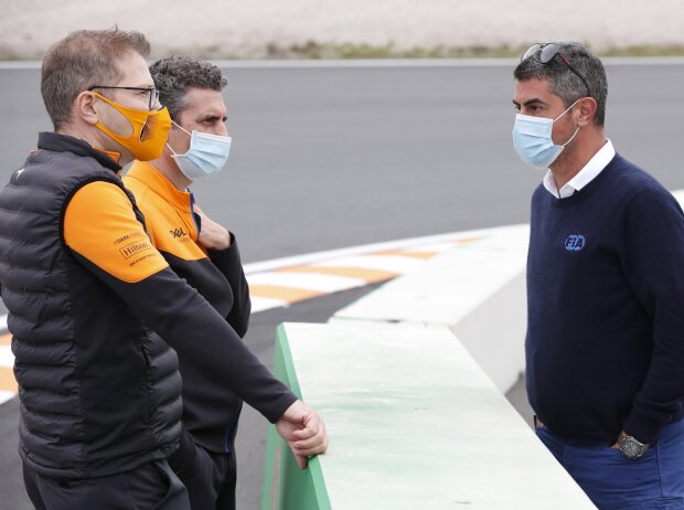 McLaren-Teamchef Andreas Seidl im Gespräch mit FIA-Rennleiter Michael Masi