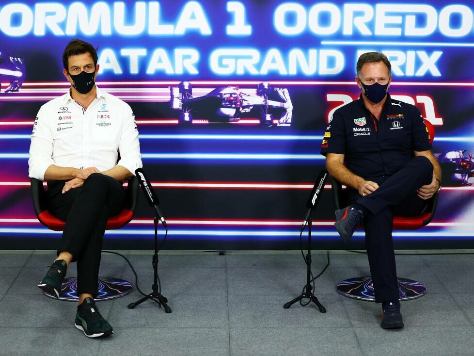 Mercedes-Teamchef Toto Wolff und Red-Bull-Teamchef in der Formel-1-Pressekonferenz in Katar 2021Christian Horner