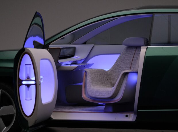 Der Innenraum des Hyundai SEVEN wird mit UVC-Strahlung desinfiziert Der Innenraum des Hyundai SEVEN wird mit UVC-Strahlung desinfiziert