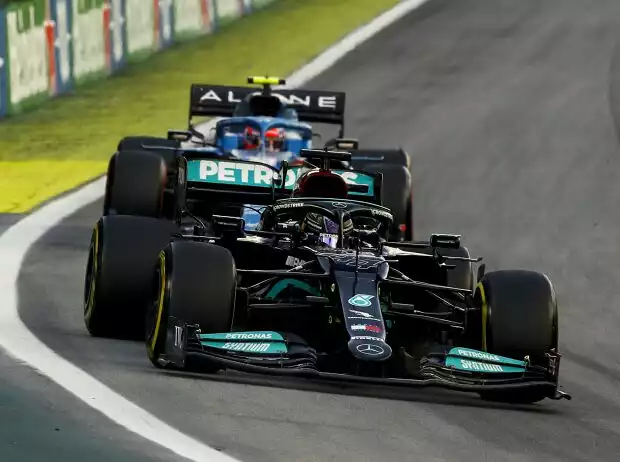Titel-Bild zur News: Lewis Hamilton (Mercedes W12) vor Esteban Ocon (Alpine A521) beim Formel-1-Rennen in Brasilien 2021