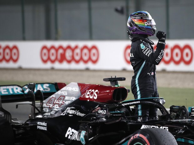 Titel-Bild zur News: Lewis Hamilton (Mercedes) feiert seine Poleposition beim Formel-1-Rennen in Katar