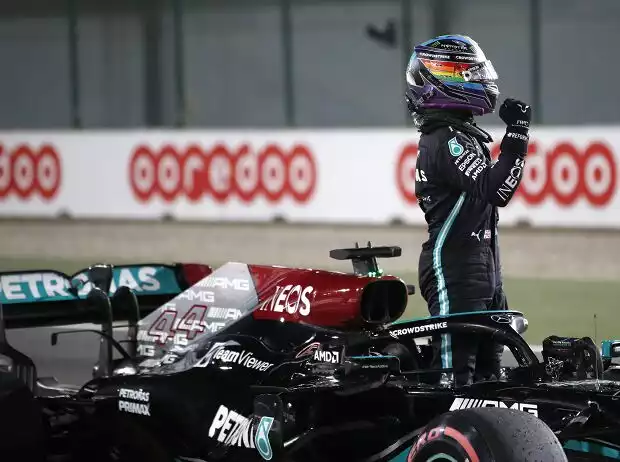 Lewis Hamilton (Mercedes) feiert seine Poleposition beim Formel-1-Rennen in Katar Titel-Bild zur News: Lewis Hamilton (Mercedes) feiert seine Poleposition beim Formel-1-Rennen in Katar