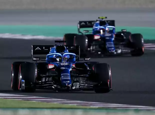 Titel-Bild zur News: Alpine-Teamkollegen unter sich: Fernando Alonso und Esteban Ocon in Katar 2021