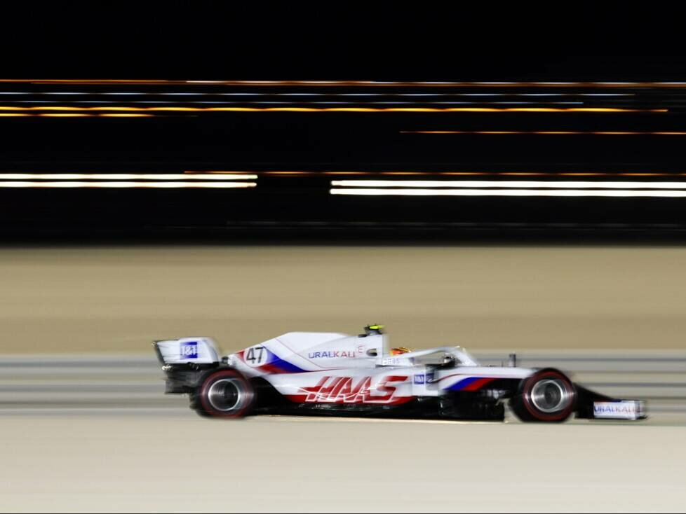 Mick Schumacher im Haas VF-21 unter Flutlicht in Katar
