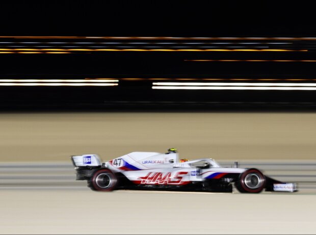 Mick Schumacher im Haas VF-21 unter Flutlicht in Katar