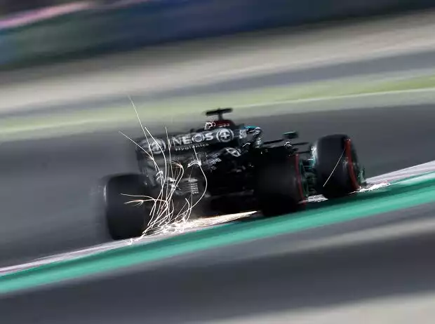 Lewis Hamilton (Mercedes W12) im Training zum Formel-1-Rennen in Katar Titel-Bild zur News: Lewis Hamilton (Mercedes W12) im Training zum Formel-1-Rennen in Katar