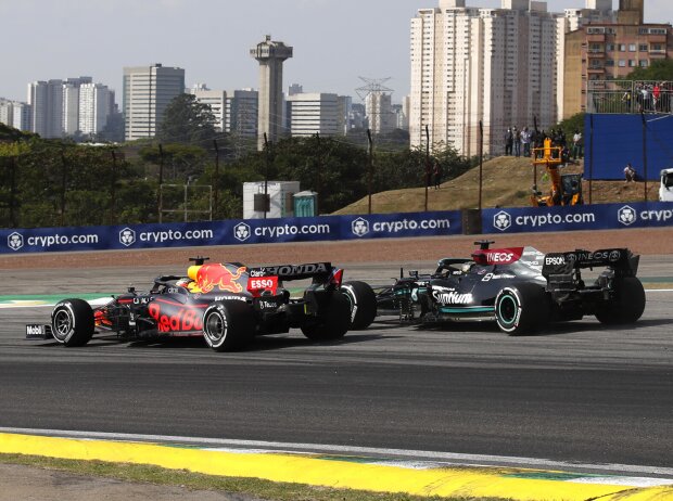 Titel-Bild zur News: Max Verstappen (Red Bull RB16B) und Lewis Hamilton (Mercedes W12) beim Formel-1-Rennen in Brasilien 2021