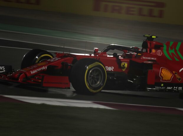 Titel-Bild zur News: Carlos Sainz im Ferrari SF21 in Katar 2021