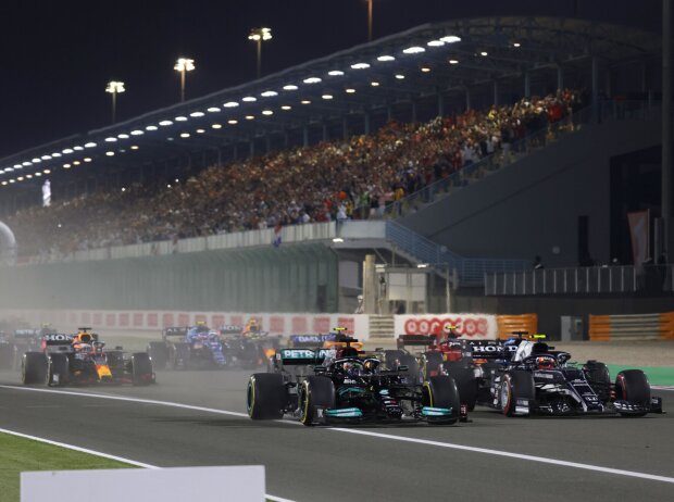 Lewis Hamilton, Pierre Gasly, Fernando Alonso, Lando Norris und Carlos Sainz am Start zum Formel-1-Rennen in Katat 2021