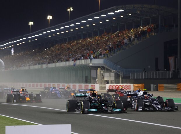 Lewis Hamilton, Pierre Gasly, Fernando Alonso, Lando Norris und Carlos Sainz am Start zum Formel-1-Rennen in Katat 2021 Lewis Hamilton, Pierre Gasly, Fernando Alonso, Lando Norris und Carlos Sainz am Start zum Formel-1-Rennen in Katat 2021