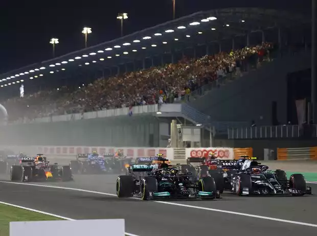 Lewis Hamilton, Pierre Gasly, Fernando Alonso, Lando Norris und Carlos Sainz am Start zum Formel-1-Rennen in Katat 2021 Titel-Bild zur News: Lewis Hamilton, Pierre Gasly, Fernando Alonso, Lando Norris und Carlos Sainz am Start zum Formel-1-Rennen in Katat 2021