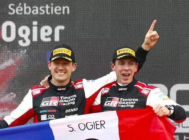 Titel-Bild zur News: Sebastien Ogier und Julien Ingrassia feiern den WRC-Titelgewinn 2021