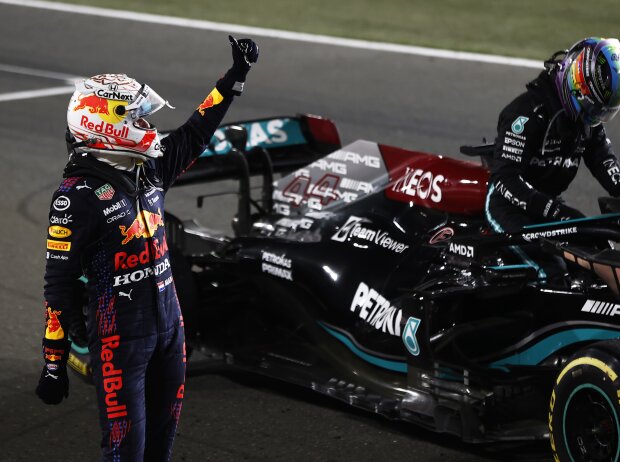 Titel-Bild zur News: Max Verstappen und Lewis Hamilton nach dem Formel-1-Rennen in Katar 2021