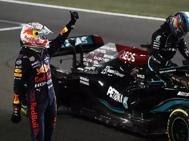 Max Verstappen und Lewis Hamilton nach dem Formel-1-Rennen in Katar 2021 Titel-Bild zur News: Max Verstappen und Lewis Hamilton nach dem Formel-1-Rennen in Katar 2021