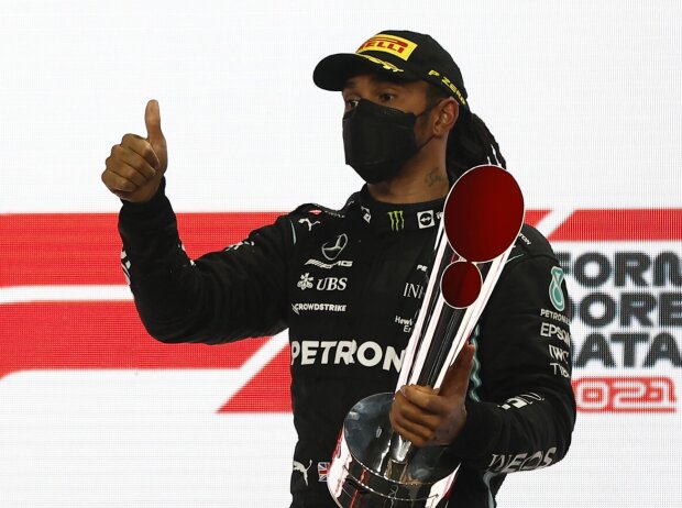 Lewis Hamilton mit dem Siegerpokal auf dem Podium des Katar-Grand-Prix 2021 in Losail