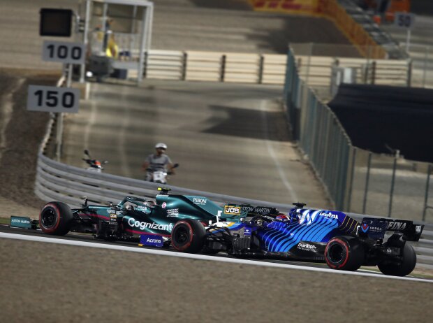 Sebastian Vettel (Aston Martin AMR21) vor George Russell (Williams FW43B) beim Formel-1-Rennen in Katar 2021 Sebastian Vettel (Aston Martin AMR21) vor George Russell (Williams FW43B) beim Formel-1-Rennen in Katar 2021