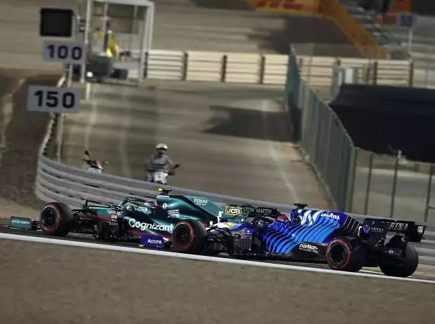 Sebastian Vettel (Aston Martin AMR21) vor George Russell (Williams FW43B) beim Formel-1-Rennen in Katar 2021 Titel-Bild zur News: Sebastian Vettel (Aston Martin AMR21) vor George Russell (Williams FW43B) beim Formel-1-Rennen in Katar 2021