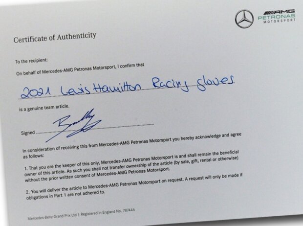 Echtheitszertifikat für die Original Formel 1-Handschuhe von Lewis Hamilton, ausgestellt von Mercedes AMG Petronas Motorsport Echtheitszertifikat für die Original Formel 1-Handschuhe von Lewis Hamilton, ausgestellt von Mercedes AMG Petronas Motorsport