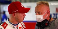 Nikita und Dmitri Masepin in der Box des Haas-Formel-1-Teams in der Saison 2021