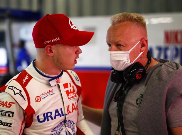 Titel-Bild zur News: Nikita und Dmitri Masepin in der Box des Haas-Formel-1-Teams in der Saison 2021