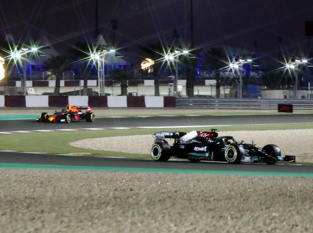 Titel-Bild zur News: Lewis Hamilton (Mercedes W12) vor Sergio Perez (Red Bull RB16B) beim Formel-1-Event in Katar 2021
