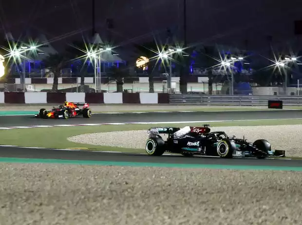 Lewis Hamilton (Mercedes W12) vor Sergio Perez (Red Bull RB16B) beim Formel-1-Event in Katar 2021 Titel-Bild zur News: Lewis Hamilton (Mercedes W12) vor Sergio Perez (Red Bull RB16B) beim Formel-1-Event in Katar 2021