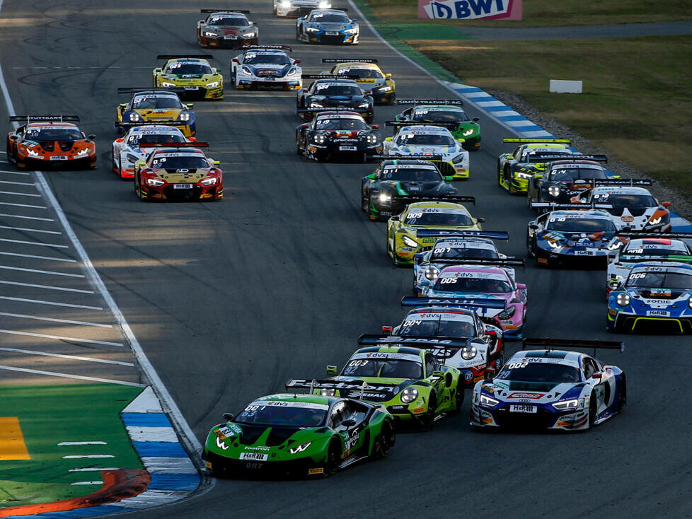 Start zum Rennen des ADAC GT Masters 2021 in Hockenheim